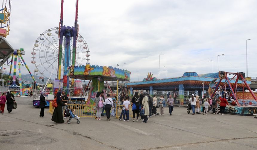 Trabzon'da çocuklar lunaparkta ücretsiz eğlendi