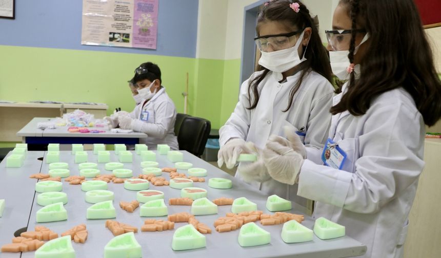 Trabzon'da ilkokul öğrencileri kokulu sabun üretiyor