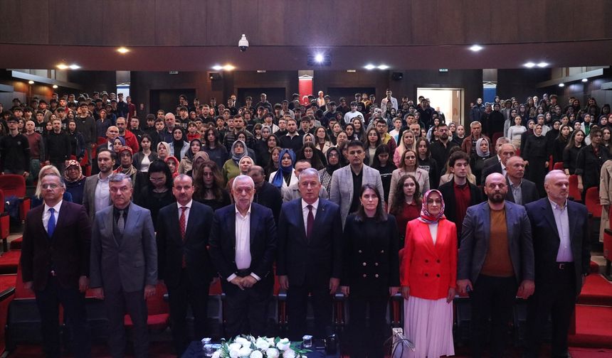 Trabzon'da Özdemir Bayraktar anısına düzenlenen münazara tamamlandı