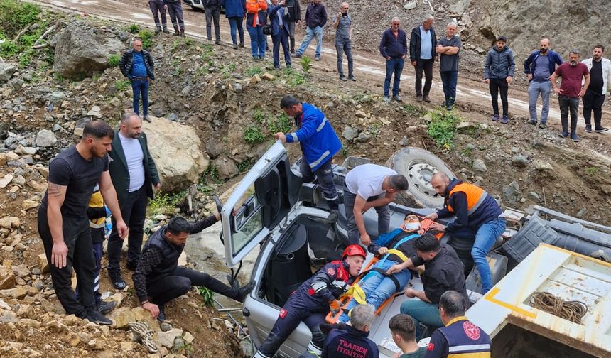 Trabzon'da şarampole devrilen kamyonun sürücüsü yaralandı