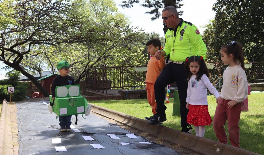 Ünye'de öğrencilere trafik kuralları anlatıldı