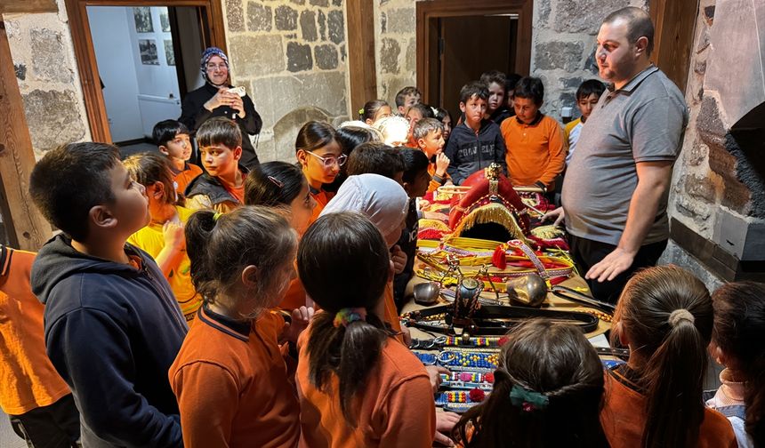 Erzurum'da 600 öğrenciye, unutulmaya yüz tutmuş meslekler anlatıldı