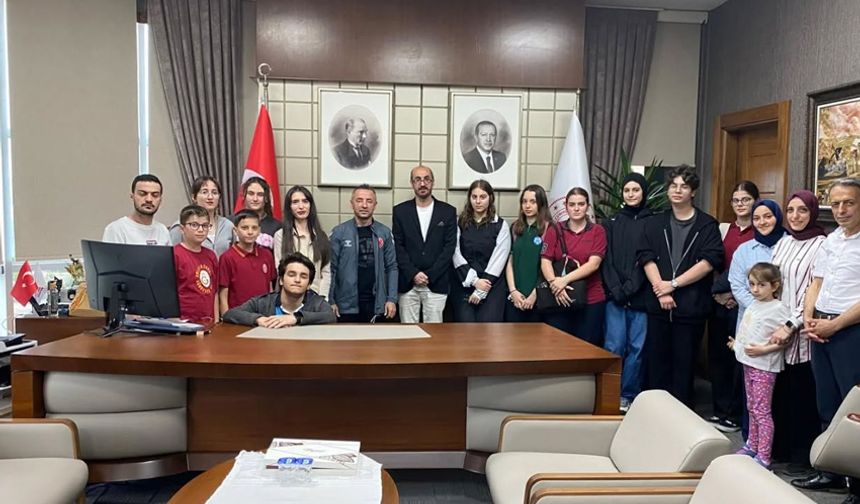 Rize Gençlik Merkezi Tiyatro Ekibi İl Müdürü Ramazan Öztürk’ü Ziyaret Etti
