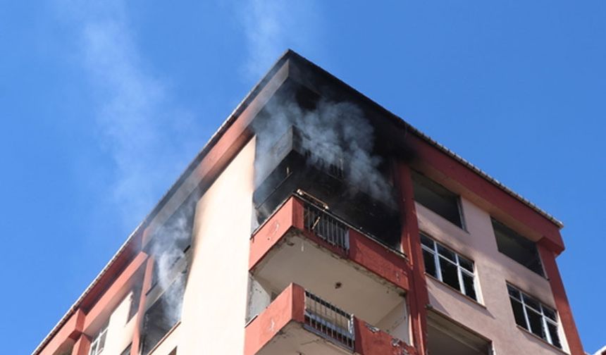 Rize'de "riskli yapı" olduğu gerekçesiyle tahliye edilen binada çıkan yangın söndürüldü