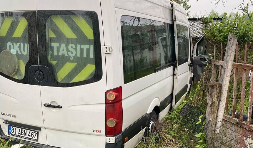 İşçi servisi, cip ve ağaca çarptı: 8 kişi yaralandı