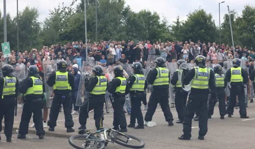 Yeni Alman hükümetinin ilk icraatı, sınırları kapamak oldu