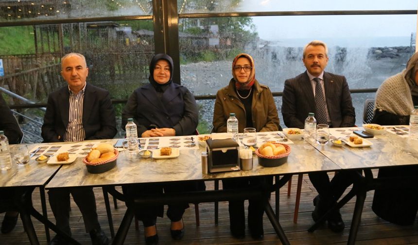 Başkan Metin ve Vali Baydaş, Annelerle Bir Araya Geldi