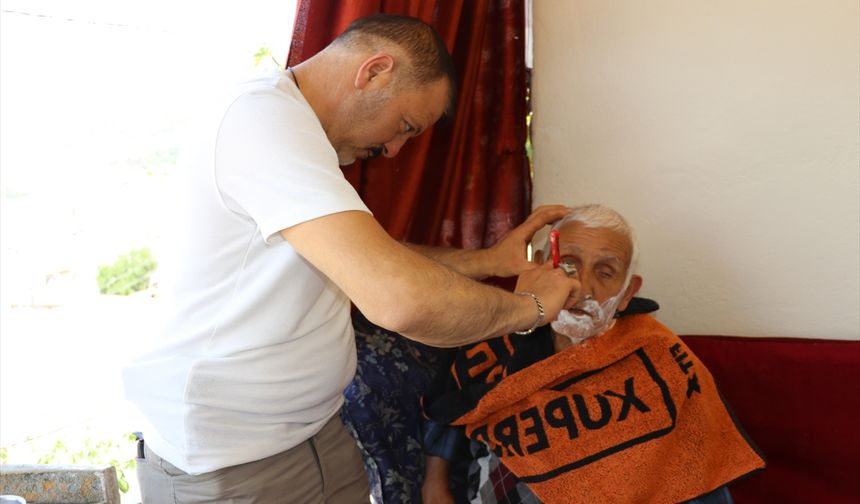 Amasyalı muhtar mahalle sakinlerine ücretsiz bayram tıraşı yapıyor