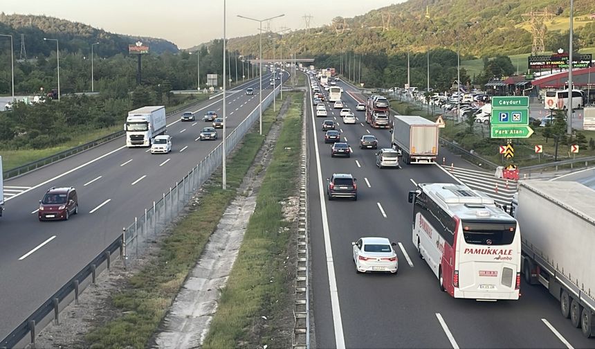 Anadolu Otoyolu'nun Bolu ve Düzce kesiminde bayram tatili hareketliliği sürüyor