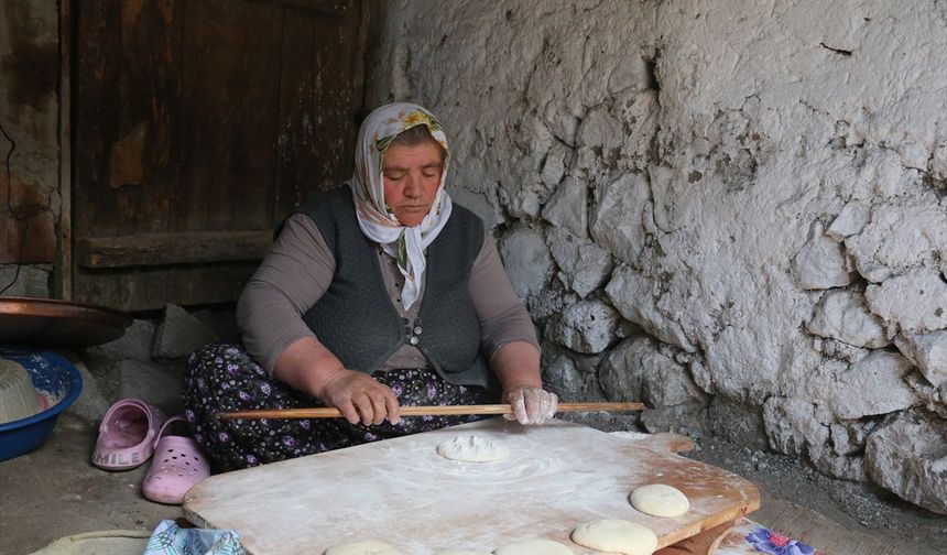 Bayramlarda misafirlere "iliçli sini böreği" ikram ediliyor
