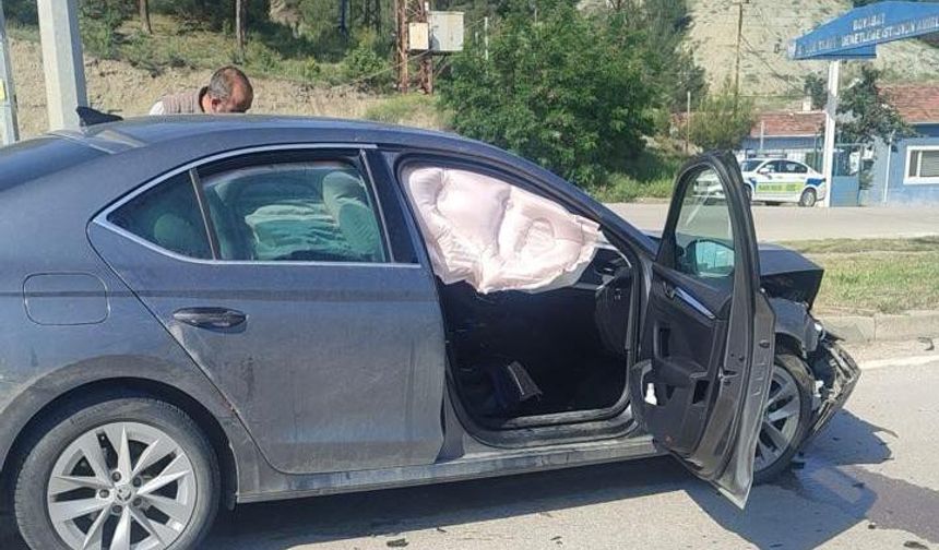 Boyabat'ta iki otomobilin çarpıştığı kazada 2 kişi yaralandı
