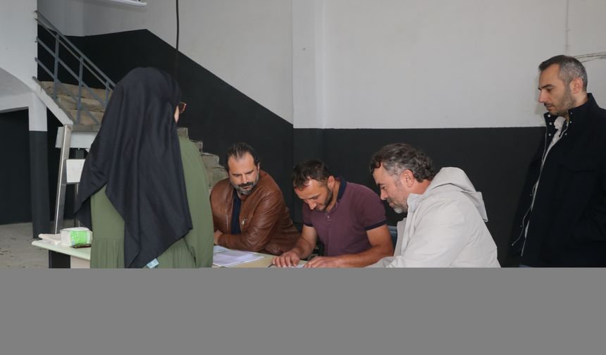 Doğu Karadeniz'de seçmenler muhtarlık seçimi için sandığa gitti