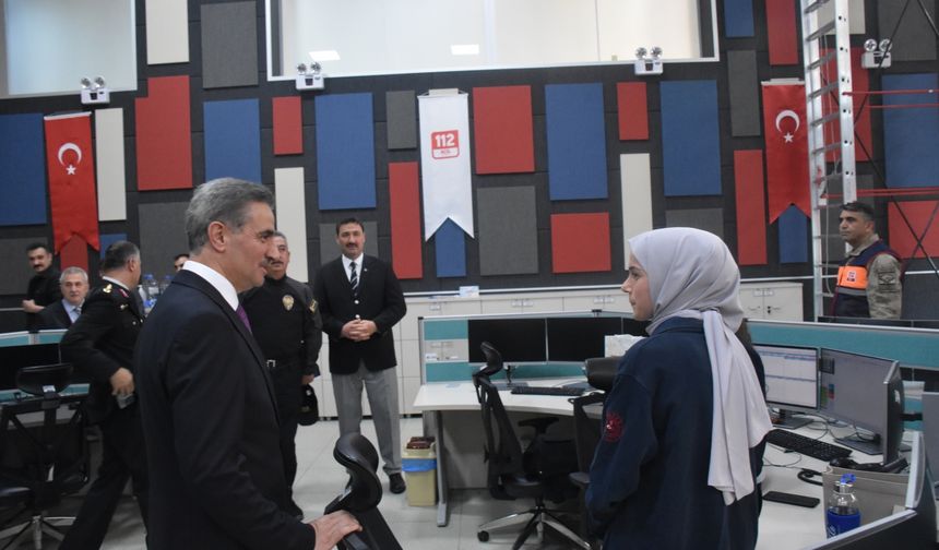 Gümüşhane Valisi Baruş, yol kontrol noktasında sürücülere ikram ve uyarılarda bulundu