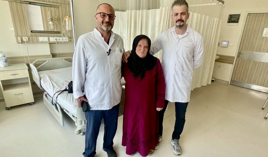 Karabük'te 10 yıldır yürüyemeyen kadın protez ameliyatıyla sağlığına kavuştu