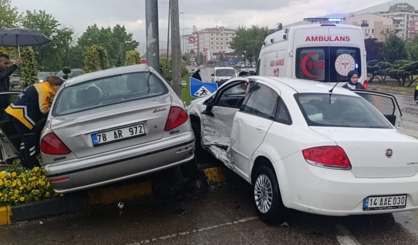 Karabük'te iki otomobilin çarpıştığı kazada 3 kişi yaralandı