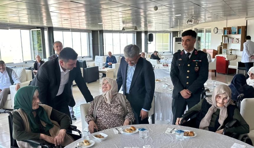 Ladik Kaymakam Vekili Özbalta'dan gazi, şehit aileleri ile huzurevine bayram ziyareti