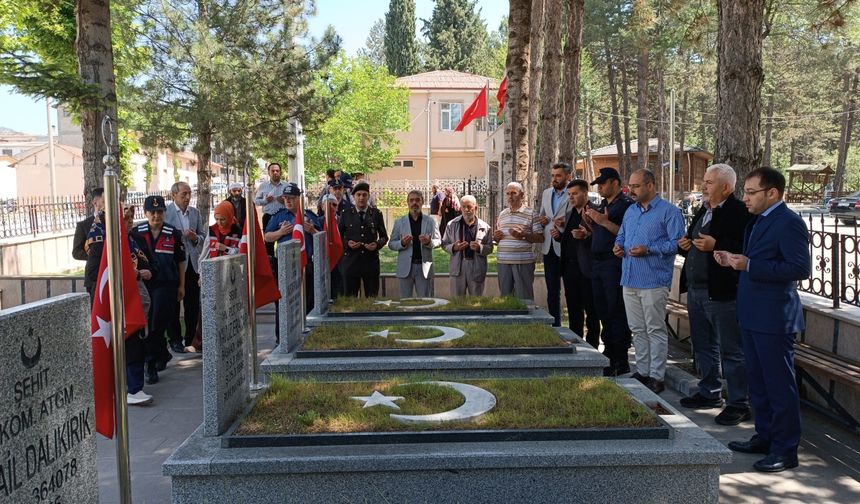 Tosya'da şehit Mustafa Kasar, kabri başında anıldı