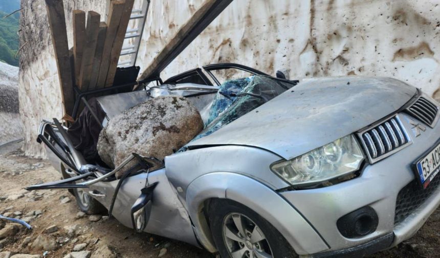 Rize'de üzerine kaya parçası düşen kamyonetteki 1 kişi öldü, 2 kişi yaralandı