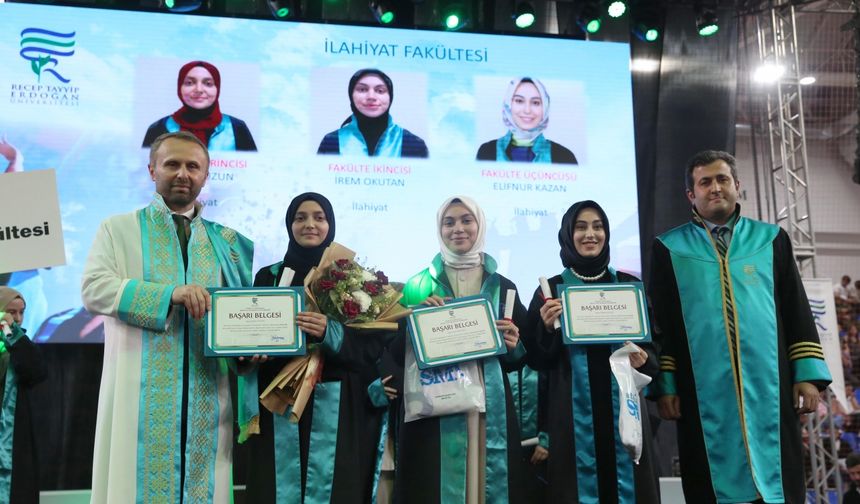 Recep Tayyip Erdoğan Üniversitesinde mezuniyet töreni düzenlendi