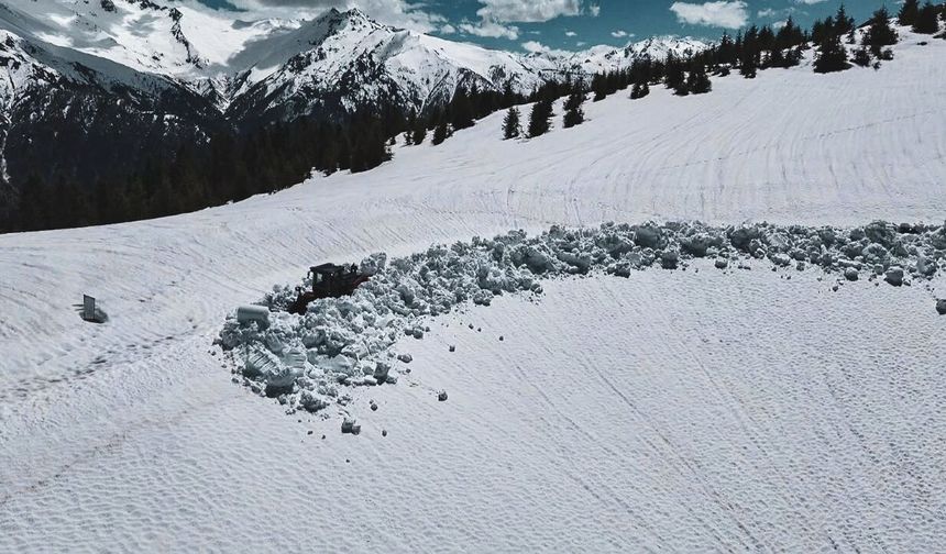 Rize'de yayla yollarında karla mücadele çalışmaları sürüyor