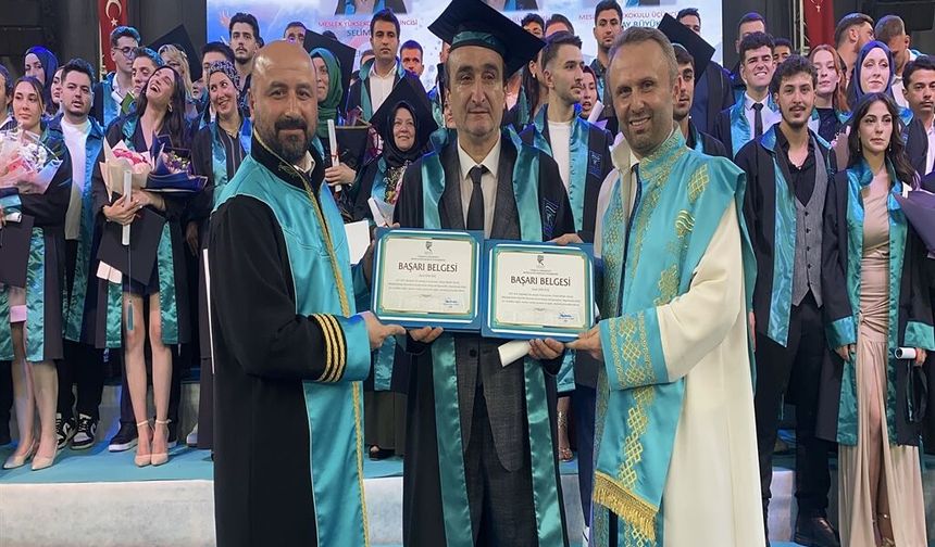 Rize'de mezuniyet coşkusu; 54 yaşında iki ana dalda birinci oldu