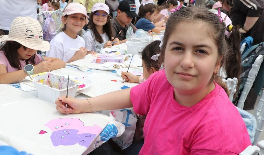 Rize'de feretiko bezinden üretilen çantaları çocuklar renklendirdi