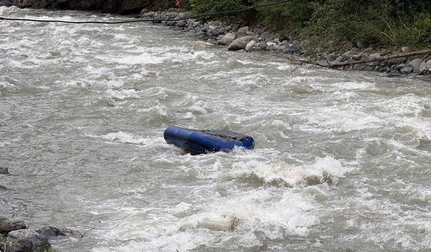 Rize'de kaybolan kişiyi arama çalışmalarında botun devrilmesi sonucu 1 AFAD personeli hayatını kaybetti