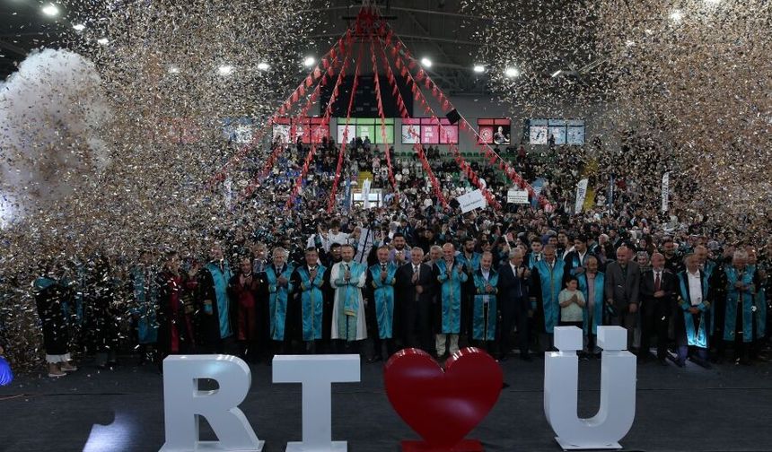 Recep Tayyip Erdoğan Üniversitesi'nde mezuniyet töreni düzenlendi
