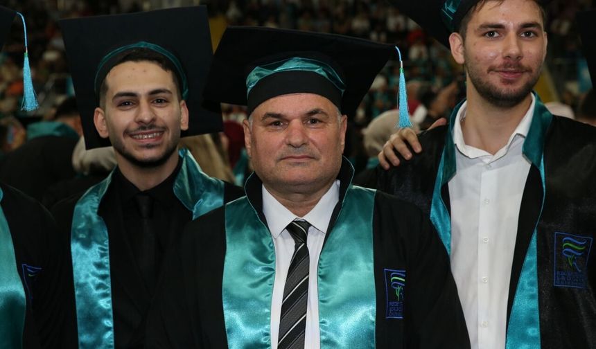 Eski Belediye Başkanının mezuniyet mutluluğu