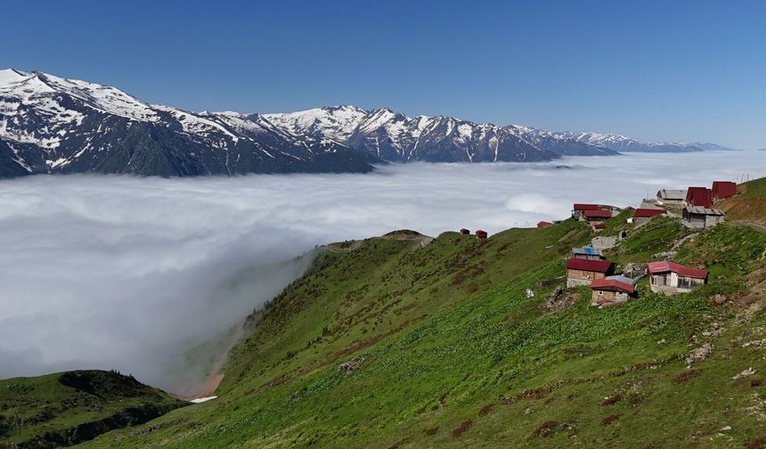 Rize'nin yüksek yaylalarında oluşan "sis denizi" dronla görüntülendi