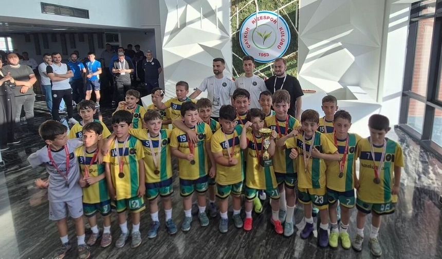 Çayeli’nin minik yıldızları Rize’de göz doldurdu