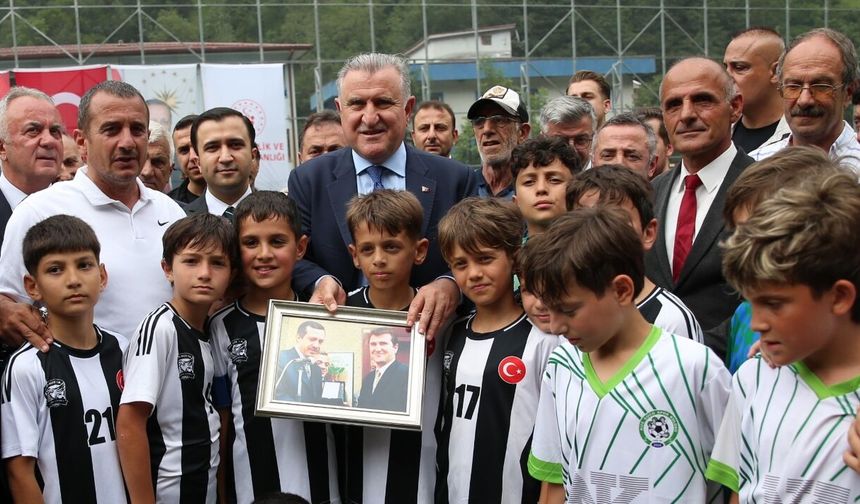 Gençlik ve Spor Bakanı Bak, İkizdere İlçe Stadı'nda incelemelerde bulundu
