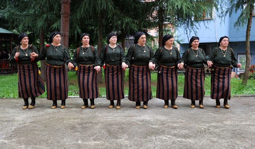 Kadınlar horonla hem stres atıyor hem kültürlerini yaşatıyor