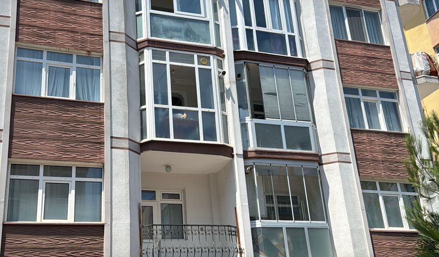 Ablasının cesedi ile 1 hafta aynı evde kalan engelli, hastaneye kaldırıldı