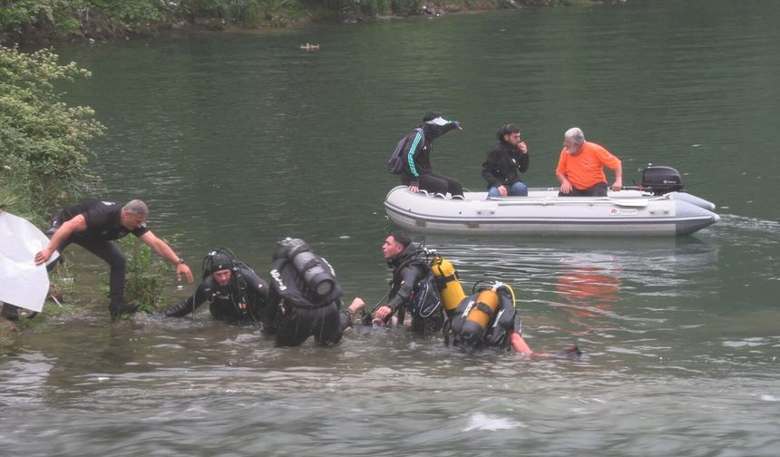 Uzungöl'de göle düşen turisti kurtarmak isteyen 2 kişi boğulma tehlikesi geçirdi; turistin cesedine ulaşıldı