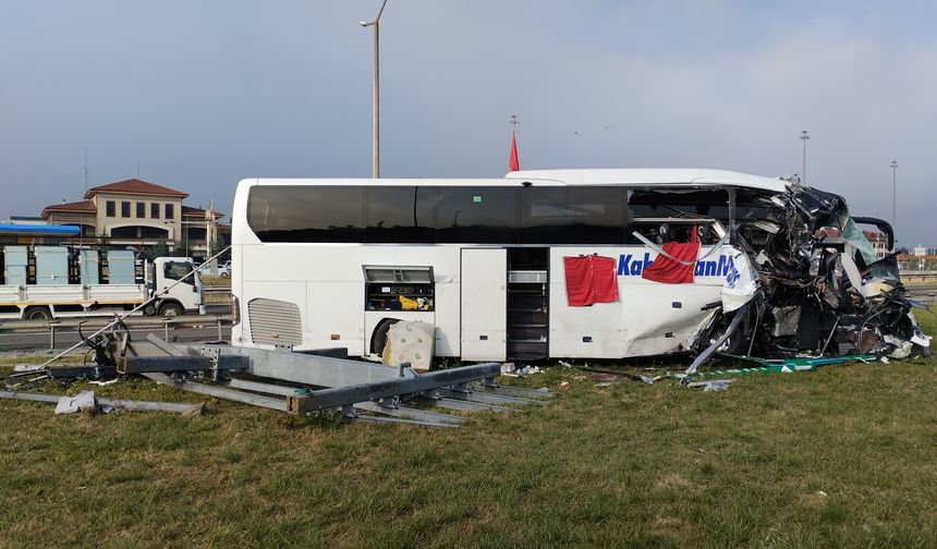 Yolcu otobüsü, bariyer ve tabelaya çarptı: 4'ü ağır, 13 yaralı