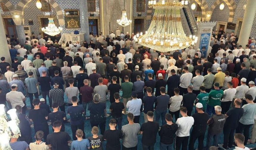 Rize’de Mevlid Kandili Coşkusu: Binlerce Kişi Camilere Akın Etti