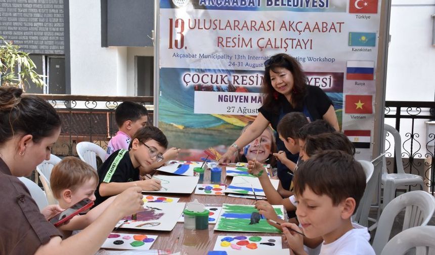 Trabzon'da çocuklar "Resim Çalıştayı"nda hayal dünyalarını tuvale yansıttı