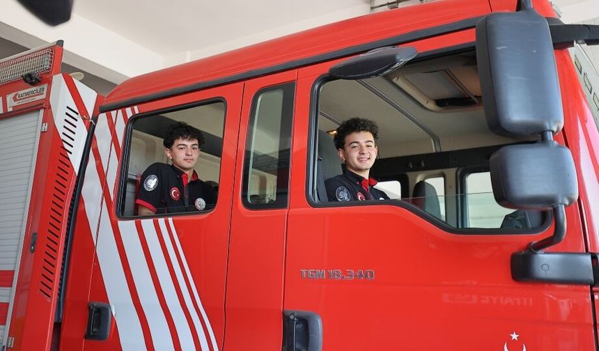 İtfaiyeci adayı ikizler meslekte de yan yana olmak istiyor