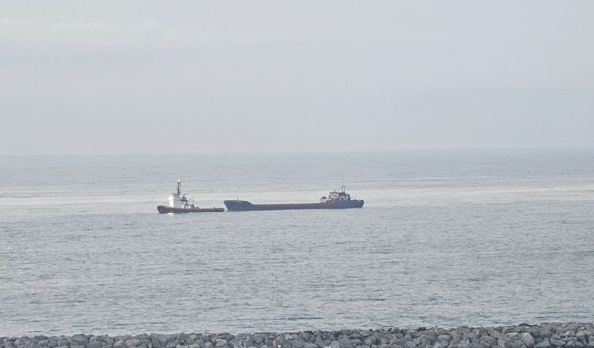 Karadeniz'de vurulan Palau bayraklı kuru yük gemisi Zonguldak'a çekildi