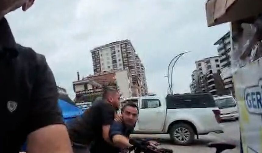 Rize'de otomobilden inen 2 kişinin tartıştıkları bisikletliyi darbettiği anlar kamerada
