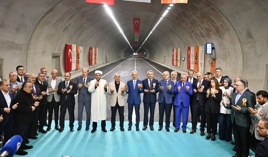Bakan Uraloğlu, Çamlıhemşin Tüneli'nin açılış töreninde konuştu