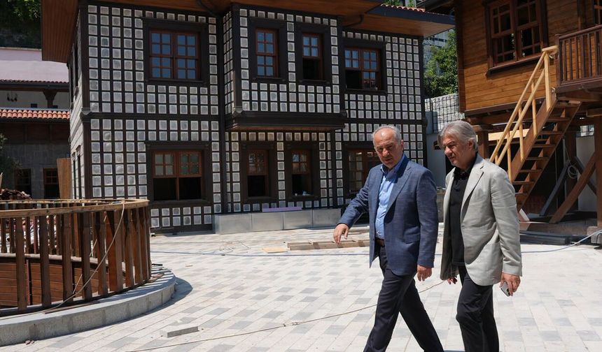 Kültür Eski Bakan Yardımcısı Ahmet Misbah Demircan, Rize Kültür ve Sanat Merkezi'nde İncelemelerde Bulundu