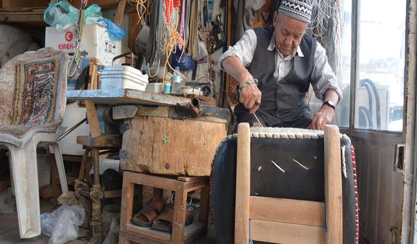92 yaşındaki semer ustası, zanaatını yaşatmak için 2 bastonuyla dükkan açıyor