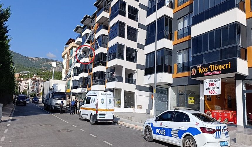 3'üncü kattan düşen 3 yaşındaki çocuk ağır yaralandı
