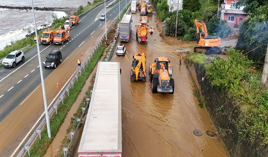 Rize Valiliğinden Kritik Yağış Uyarısı: Zorunlu Olmadıkça Trafiğe Çıkmayın