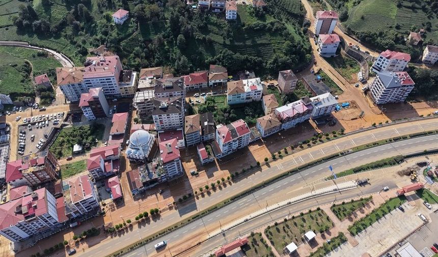 Rize'de sel gitti, çamur kaldı; hasar tespit çalışmaları başladı