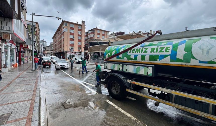 Rize’de Yoğun Yağış Sonrası Temizlik Çalışmaları Sürüyor