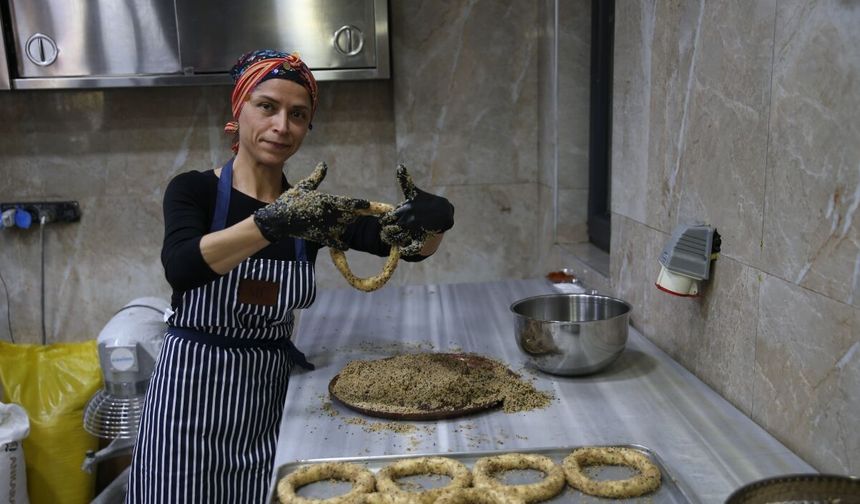 “Balık ekmek olur da hamsili simit neden olmasın?” dedi: Hamsili simidi yaptı