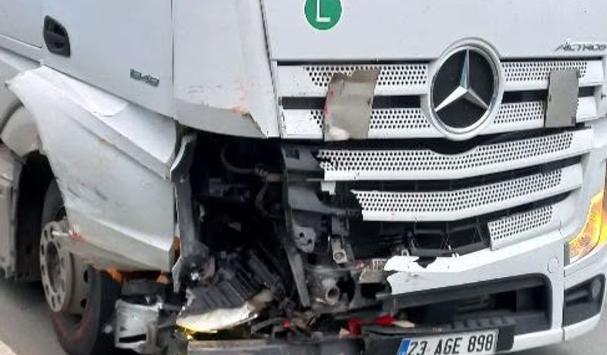 Arıza nedeniyle yol kenarında duran otomobile TIR çarptı; 2 yaralı